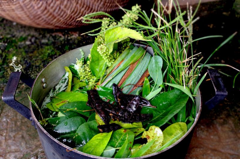 Nồi lá xông hơi giải cảm của mẹ